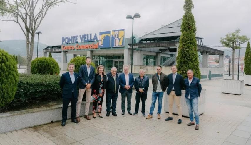 La ourensana Solgaleo instala 144 paneles solares en el centro comercial Ponte Vella.